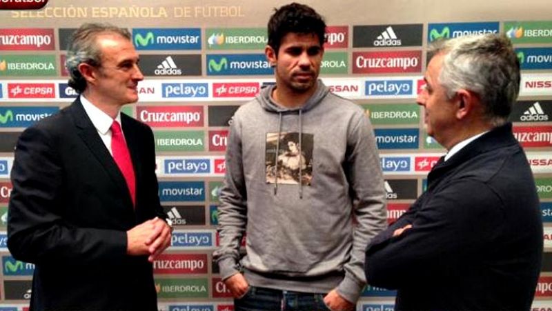 El delantero del Atlético de Madrid Diego Costa se ha caído de la  convocatoria de la selección española, la primera de su carrera tras  renunciar a jugar con Brasil, debido a una rotura de fibras, por lo  que el seleccionador nacional, Vicente del B