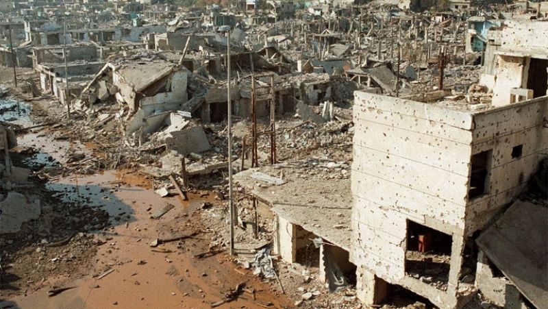 El conflicto civil libans se vuelve en 1987 contra los refugiados palestinos y sus campamentos de Beirut. El Movimiento Amal, de origen chi, ataca a los palestinos con apoyo de Siria y la aviacin israel.   