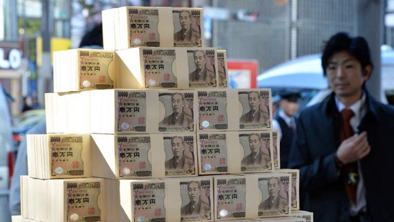 Reportaje sobre la situación económica, financiera e industrial de Japón frente a Occidente.