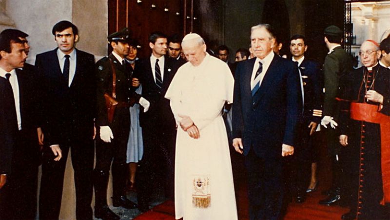 En plena dictadura militar, Juan Pablo II realizó su primera y última visita a Chile, en una iniciativa que contribuyó a exorcisar fantasmas con una misa en el Estadio Nacional, escenario del terror de la represión de Pinochet. 