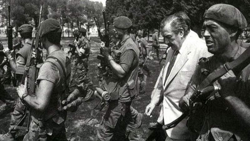 En 1987 la sociedad argentina volvió a vivir el fantasma de la dictadura militar con la intentona golpista de los llamados 'carapintadas' durante la presidencia de Raúl Alfonsín.  