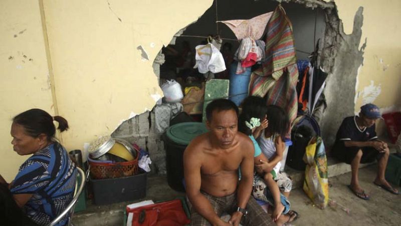 El Gobierno filipino está desbordado por la magnitud de la tragedia causada por el tifón  