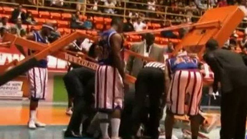 Hacen jugadas imposibles y mates estratosféricos, aunque los elementos no siempre están de su lado. En una de sus exhibiciones, el 'globetrotter' Bull Bullard se colgó varios segundos del aro y todo se vino abajo.