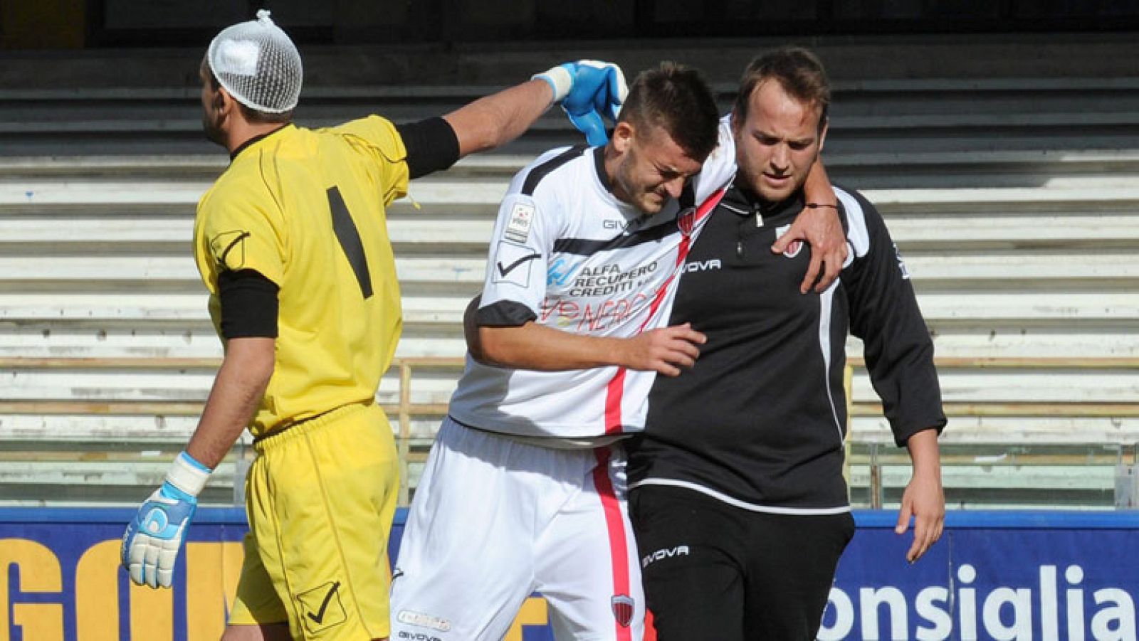 Los ultras fuerzan la suspensión de un partido de tercera en Italia | Ver