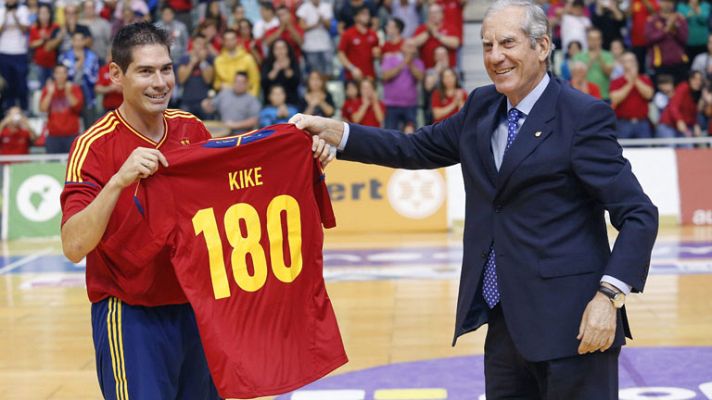 La selección española de fútbol sala homenajea a Kike Boned tras 180 internacionalidades