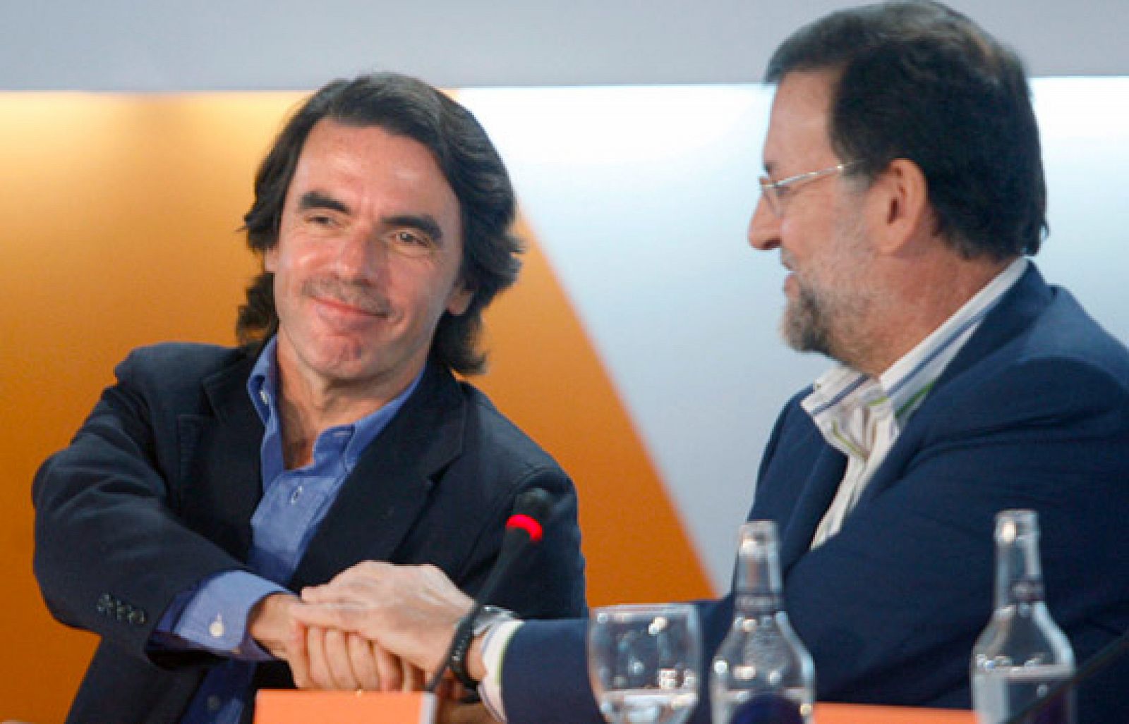 El "efusivo" saludo entre Aznar y Rajoy