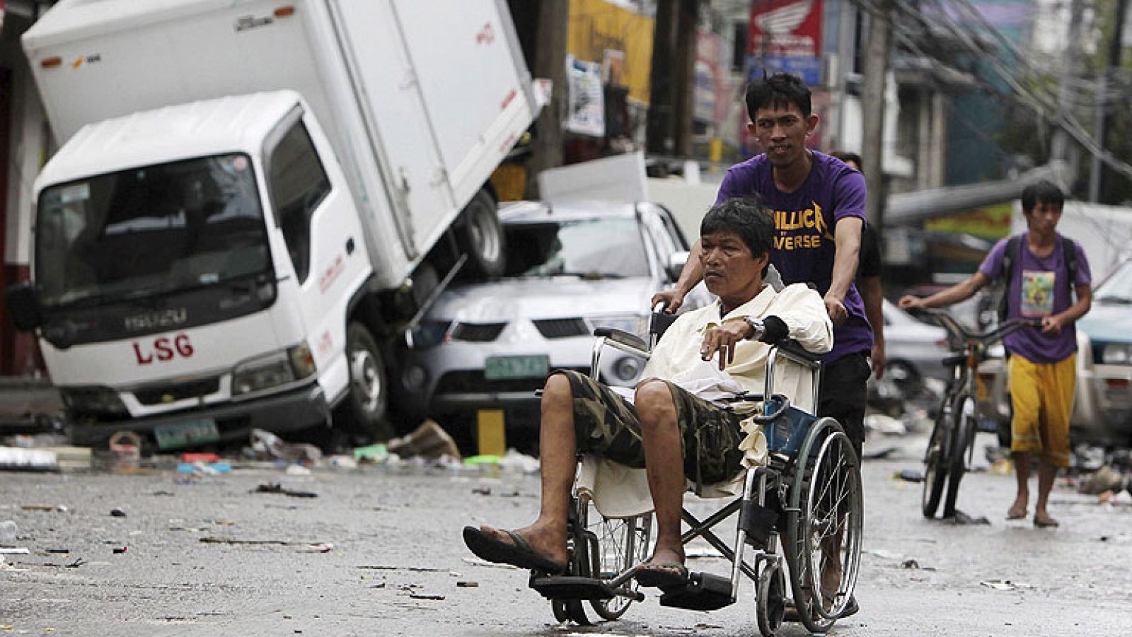  El hedor de descomposición de los cadáveres ahoga hoy la ciudad filipina de Tacloban, donde decenas de miles de supervivientes sufren la carencia de alimentos y agua tras el paso del tifón "Haiyan" el pasado viernes. La ayuda no termina de llegar debido a los graves problemas logísticos.