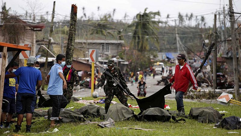 Filipinas comienza a enterrar a las víctimas del tifón en fosas comunes