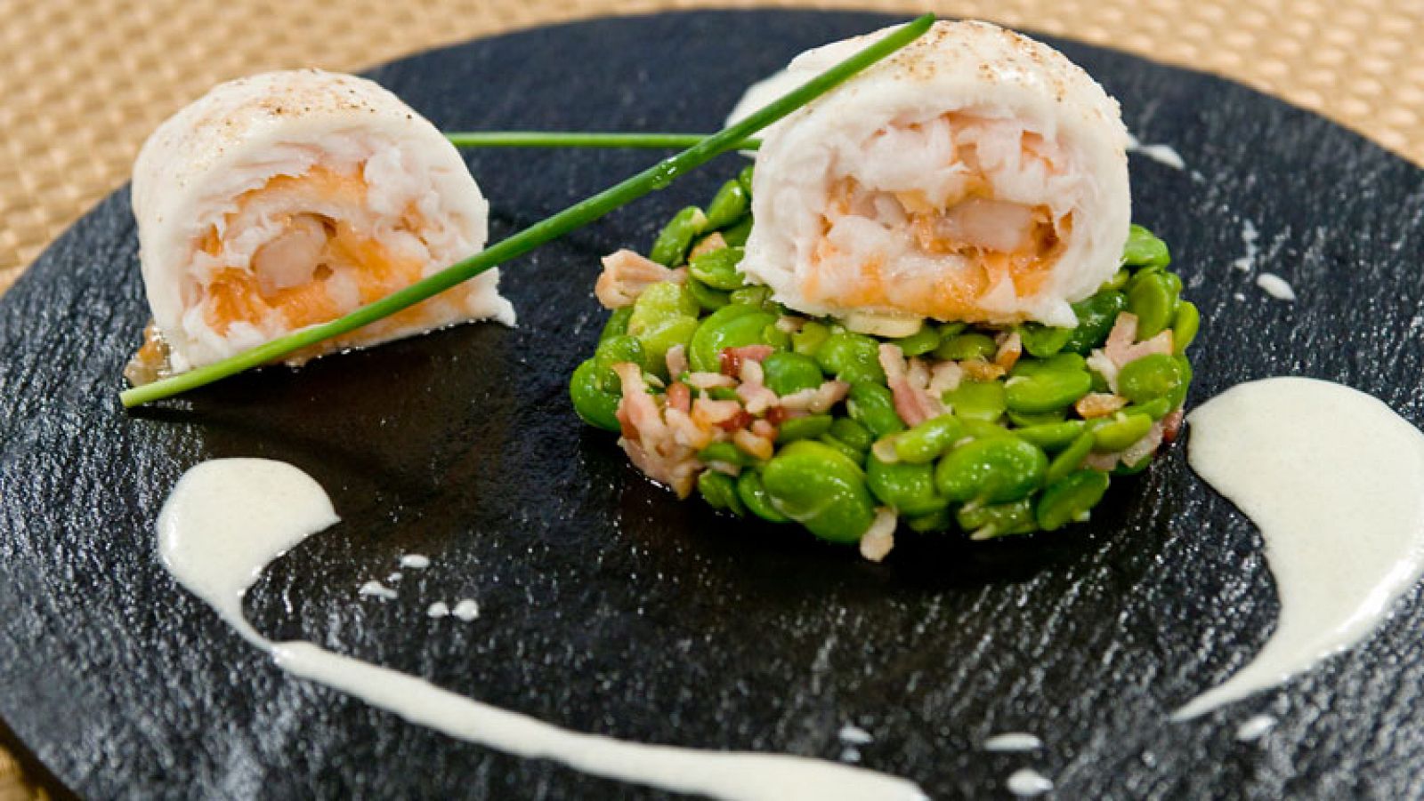 Filetes de gallo al cava con habas