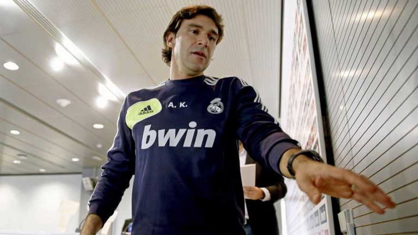 Aitor Karanka, ex jugador internacional español y segundo entrenador de Mourinho en el Real Madrid, es el nuevo técnico del Middlesbrough de la segunda división inglesa. Karanka ha sido presentado este mediodía como nuevo tecnico del Boro, un equipo