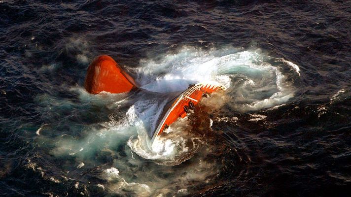 Telediario 1 - Absueltos los tres acusados por los daños en la catástrofe del Prestige