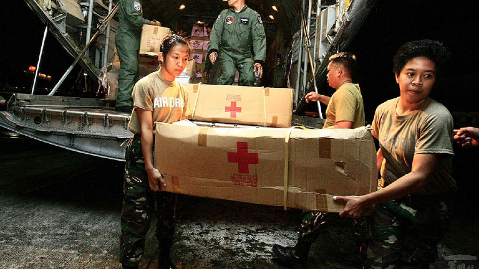  Las autoridades filipinas hablan de momento de 2.275 fallecios por el tifón Haiyan.  Además hay 3.300 heridos y más de medio millón de personas sin hogar. La desesperación por salir ha colapsado el aeropuerto. Miles de personas se agolpan durante horas a la espera de poder subir a unos de los aviones que llegan con ayuda. Y también son interminables las colas para recibir alimento. El gobierno ha autorizado la apertura de fosas comunes para enterrar a los muertos y evitar enfermedades y epidemias. El reparto de ayuda humanitaria está resultando lento porque es complicado acceder a algunas de las zonas afectadas. 