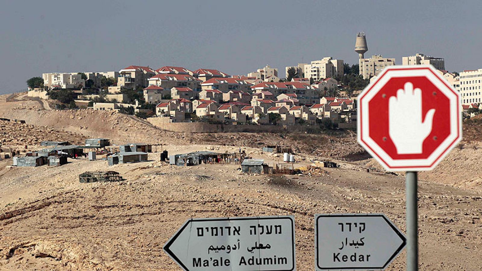  El primer ministro israelí, Benjamín Netanyahu, se ha visto obligado a frenar en seco los proyectos de ampliación de asentamientos de su gobierno. Israel planeaba sumar más de 20.000 nuevas viviendas y sólo el hecho de haberse sabido ya ha afectado a las conversaciones de paz.