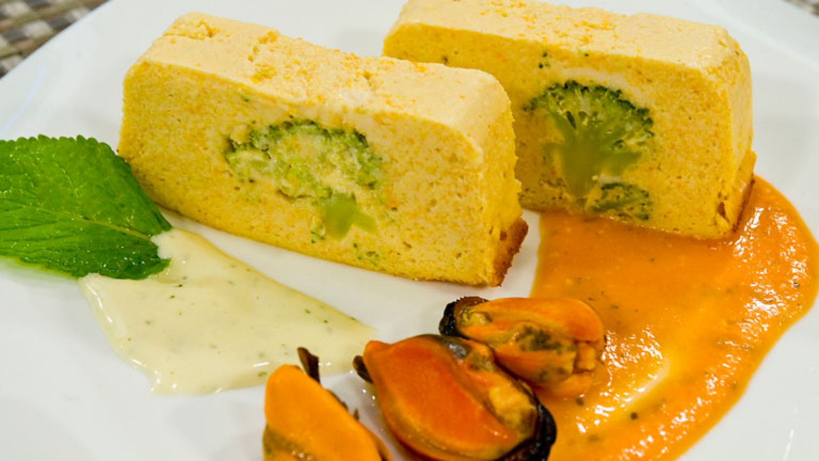Pastel de merluza con salsa y gambas con mahonesa de menta