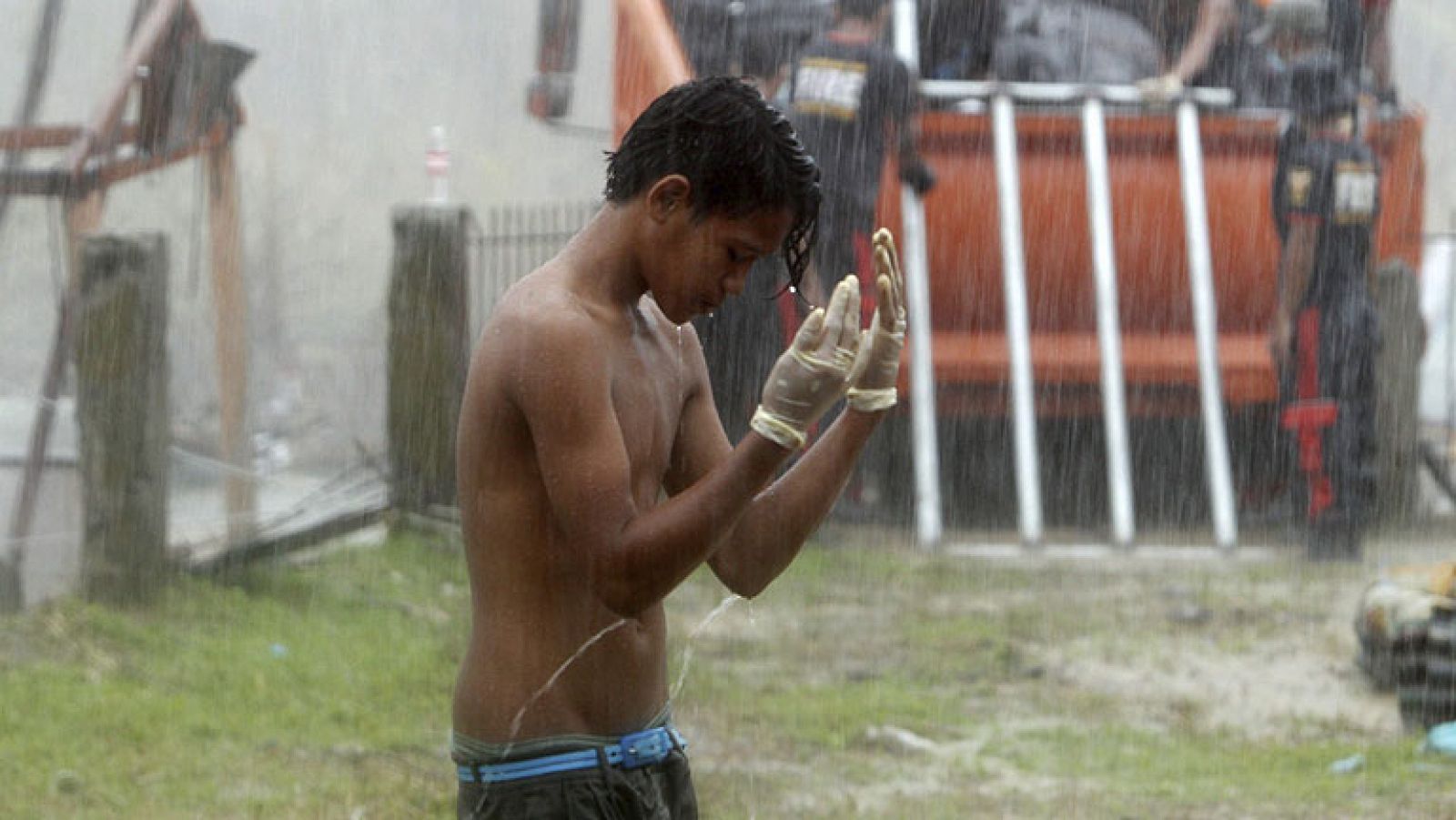 Telediario 1: Los servicios de emergencias filipinos trabajan sin descanso para recoger los cadáveres | RTVE Play