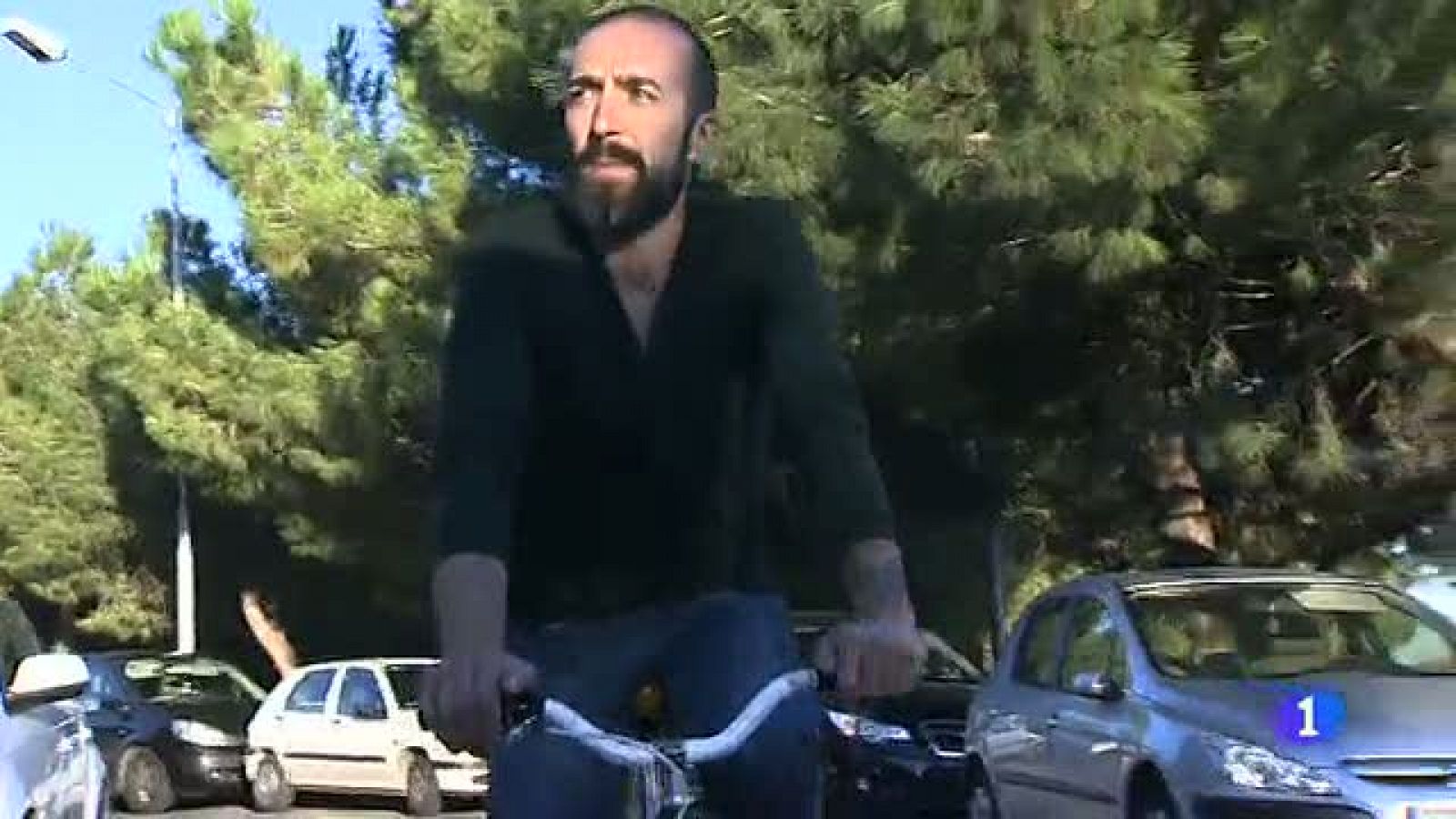 Telediario 1: Multado por comer en bici | RTVE Play