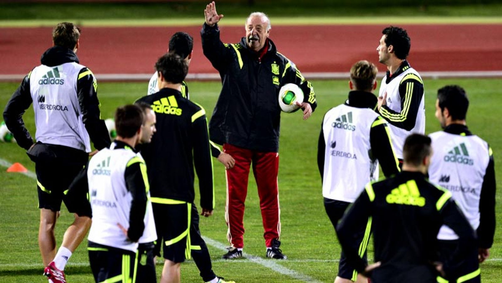 La selección española completó su último entrenamiento en La Ciudad del Fútbol antes de viajar a Malabo, donde el sábado disputará un amistoso contra Guinea Ecuatorial, en una sesión marcada por el percance sufrido por Javi Martínez, que se retiró an