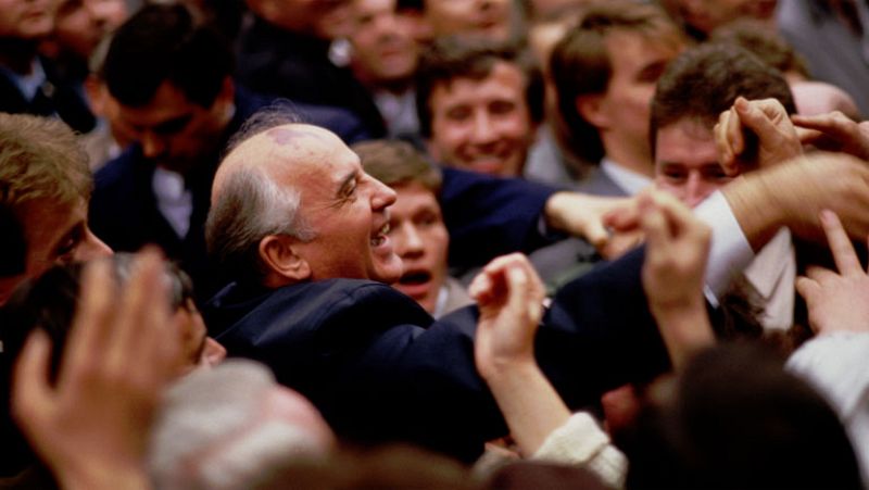 Veinte años después  del 'shock' de la invasión soviética que acabó con la Primavera de Praga, Checoslovaquia ve cómo buena parte de sus ideas se ven en la 'Perestroika' de Gorbachov.