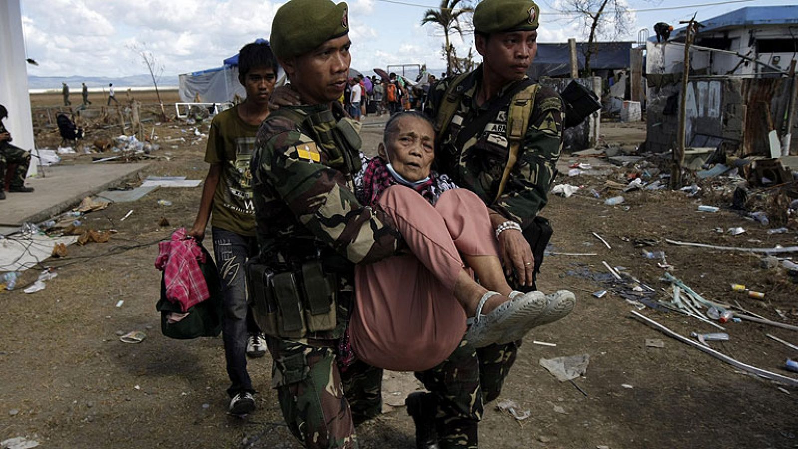 Telediario 1: La inseguridad complica la reconstrucción en Filipinas | RTVE Play