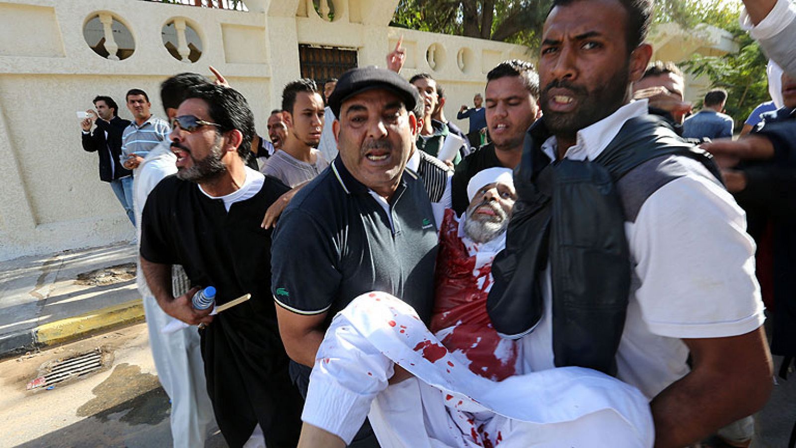  Al menos trece personas han muerto y más de 100 han resultado heridas por disparos efectuados por milicianos contra más de un millar de personas que se manifestaba por la presencia de milicias en el casco urbano de Trípoli.