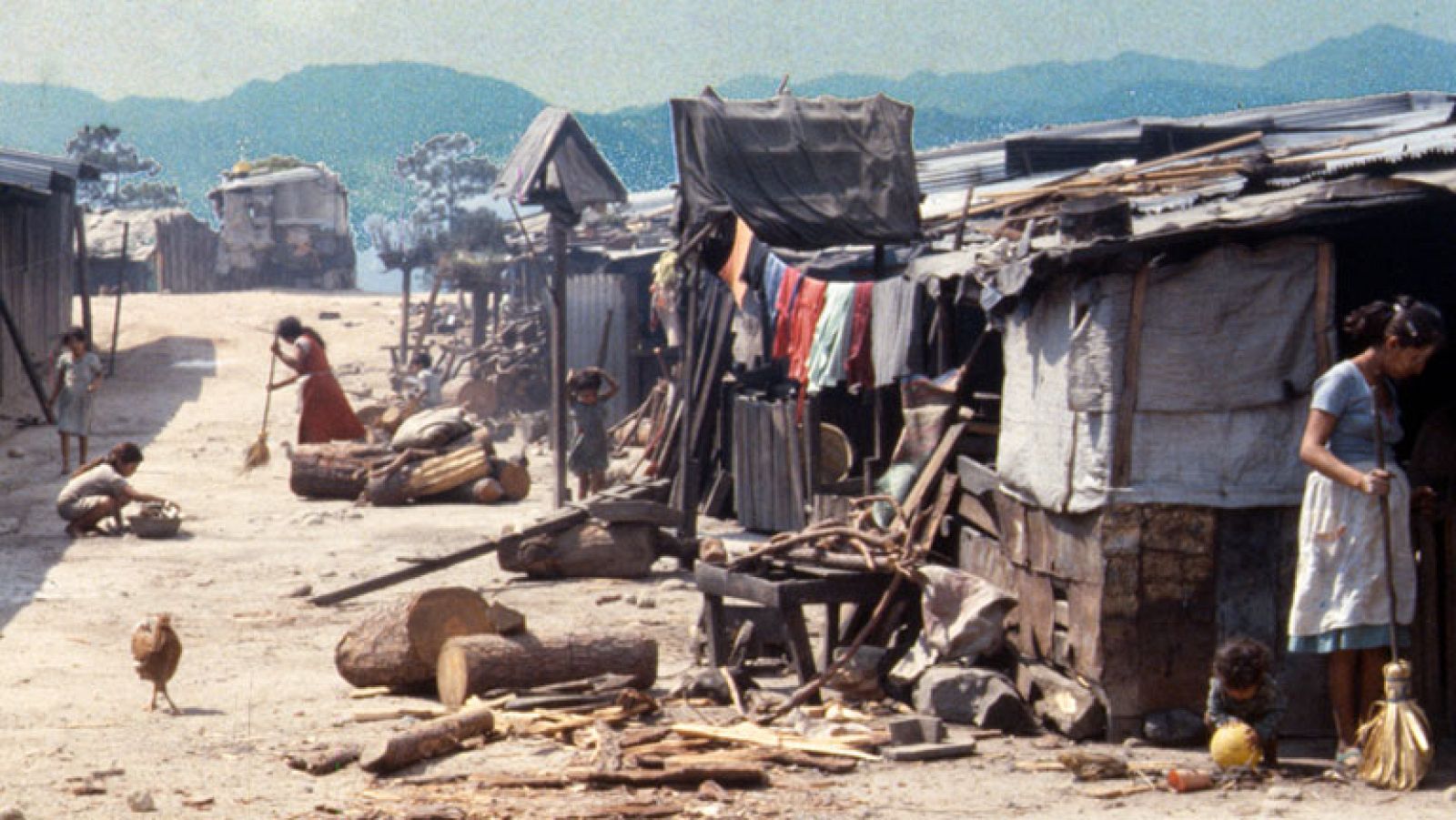 Tras 12 años de una guerra civil que deja 75.000 muertos y un número desconocido de desaparecidos, el pueblo salvadoreño trata de curar las heridas del conflicto entre el gobierno militar y la guerra del Frente Nacional de Liberación Farabundo Martí.