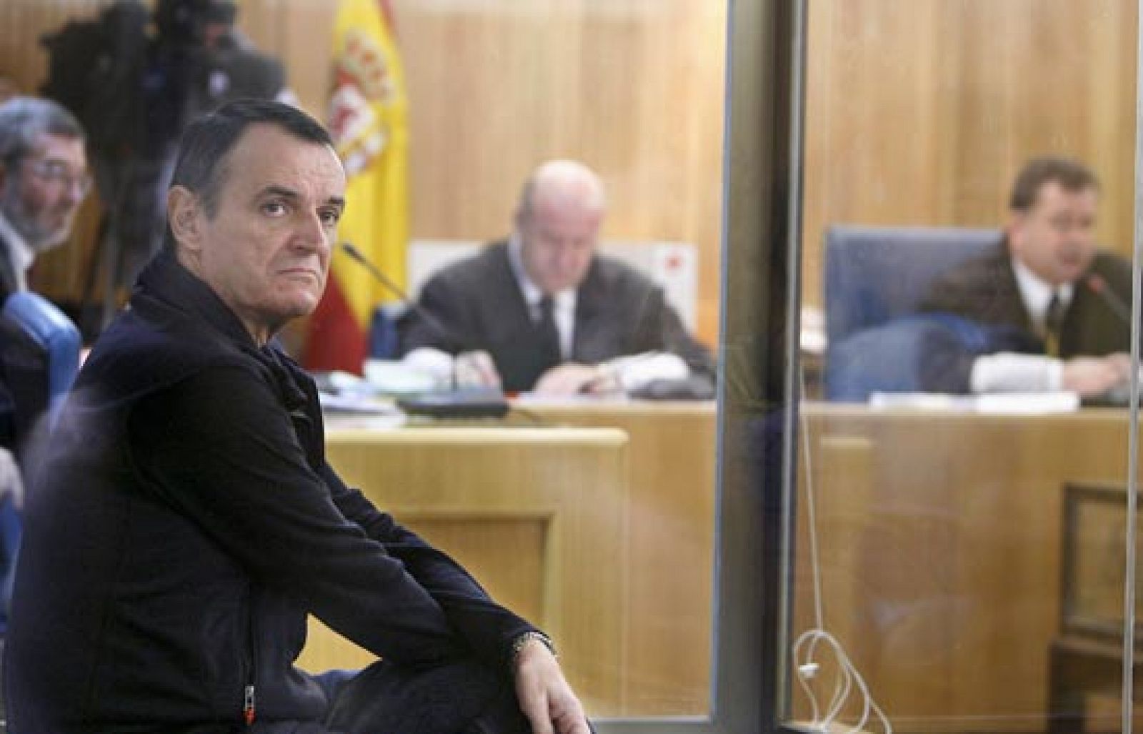 La noticia de que el preso etarra Iñaki de Juana Chaos podría salir de la cárcel el próximo 2 de agosto, después de cumplir su condena, ha provocado reacciones porque podría vivir junto a víctimas del terrorismo (14/07/08).