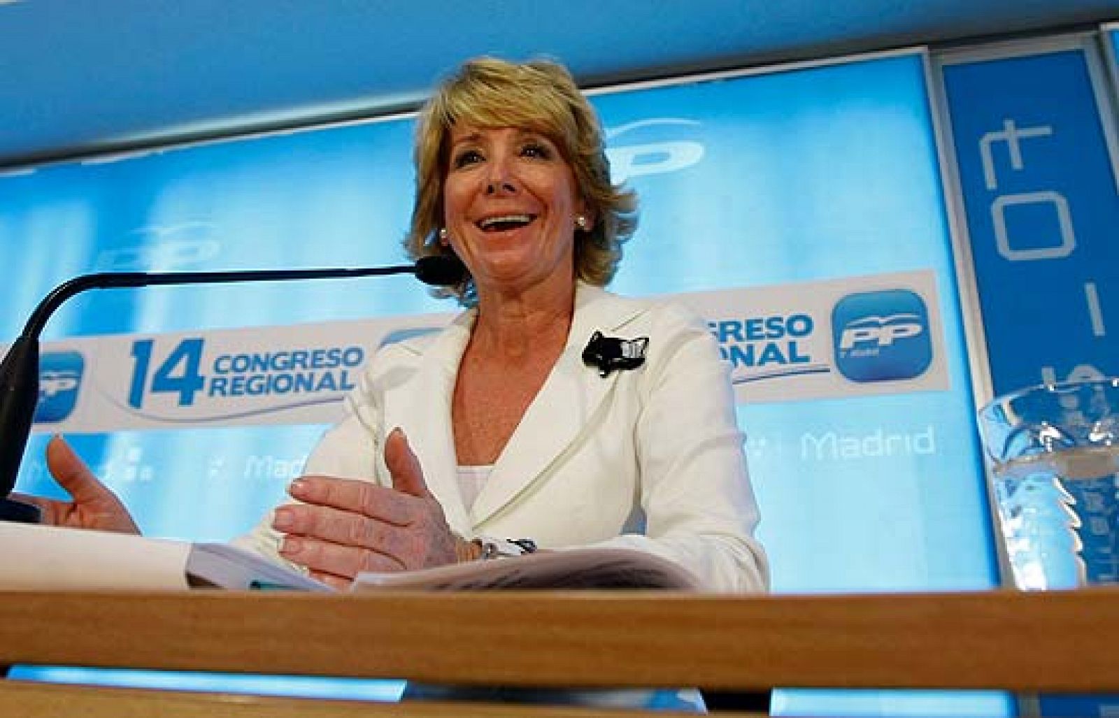 Aguirre formaliza su candidatura para renovar su presidencia en Madrid