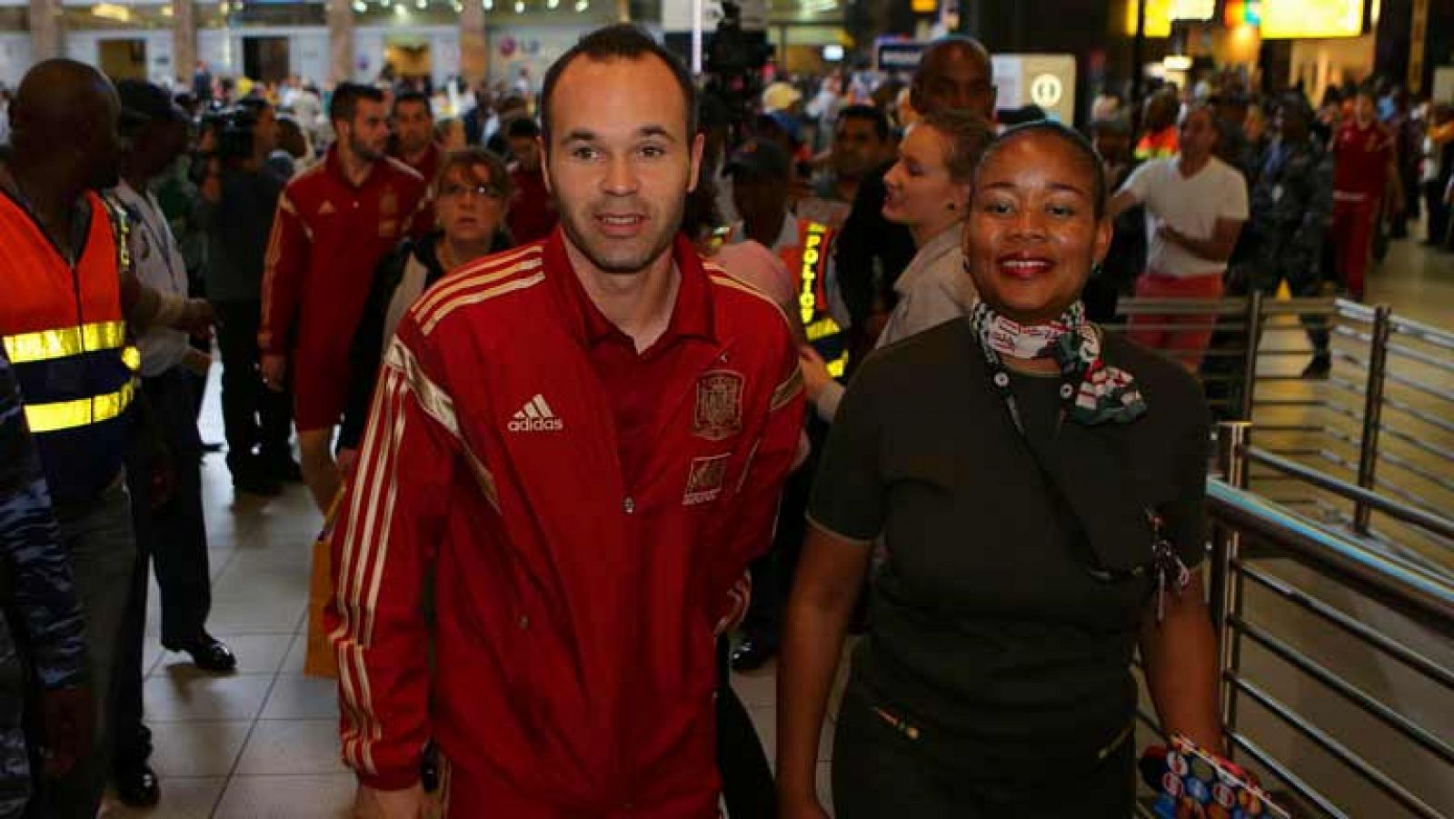 España regresaal escenario en el que se proclamó campeona del Mundo. Tres años después, los campeones, aclamados por un monton de gente, han llegado con su estrella a Johannesburgo, donde el martes jugarán otro amistoso frente a la selección sudafric