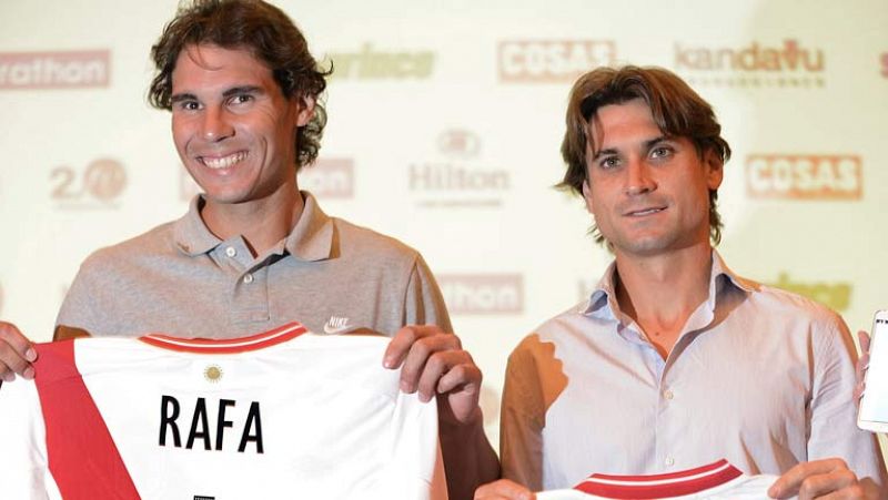 Rafa Nadal y David Ferrer han acabado la temporada y llegan las exhibiciones para ellos. Ahí les vemos posando con la camiseta de la selección de fútbol de Perú antes de revirir la final de Roland Garros. Es la primera vez que dos españoles acaban la
