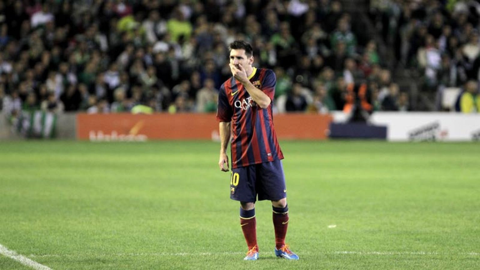 El delantero argentino del FC Barcelona Lionel Messi ha manifestado que "no hay que buscar cosas raras" en lo referente a la lesión en el bíceps femoral de su pierna derecha que le mantendrá alejado de los terrenos de juego entre 6 y 8 semanas.