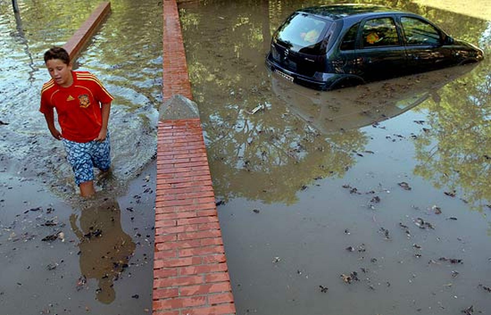 Una repentina tormenta ha arrasado calles de Jerez.