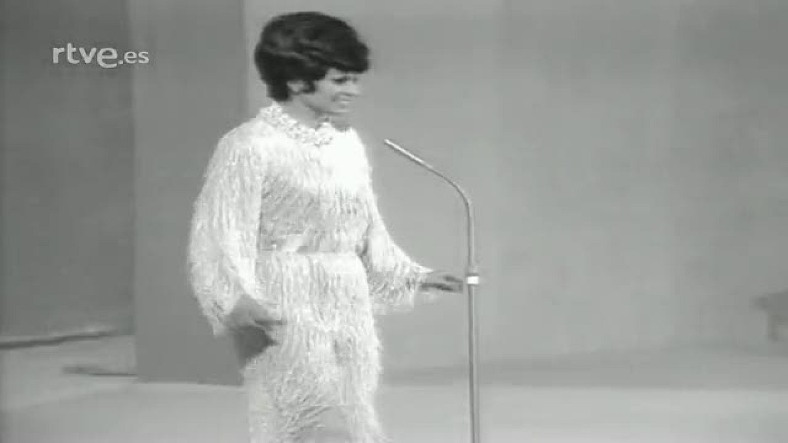 Los inevitables flecos de SALOMÉ, la clase de MINA, el aire 'camp' de JOAN BÁEZ, la majestuosidad otra vez de GRACE JONES y el heavy capilar de SANGRE AZUL (los que más peluquería han necesitado) son los CACHITOS ELIMINADOS del capítulo 'MODA POP'.