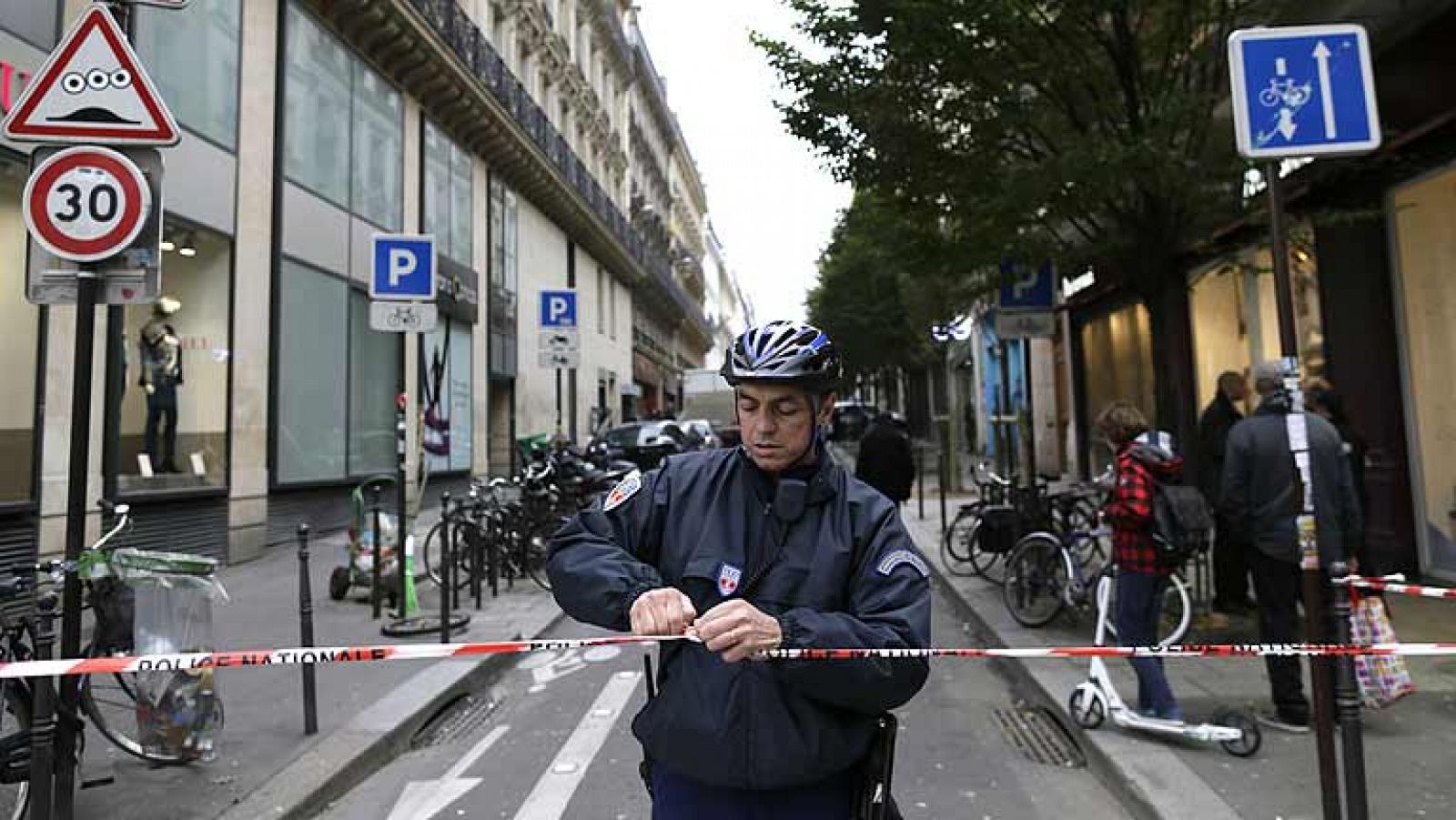 Informativo 24h: Un hombre armado irrumpe en la redacción de 'Libération' y dispara a un fotógrafo | RTVE Play
