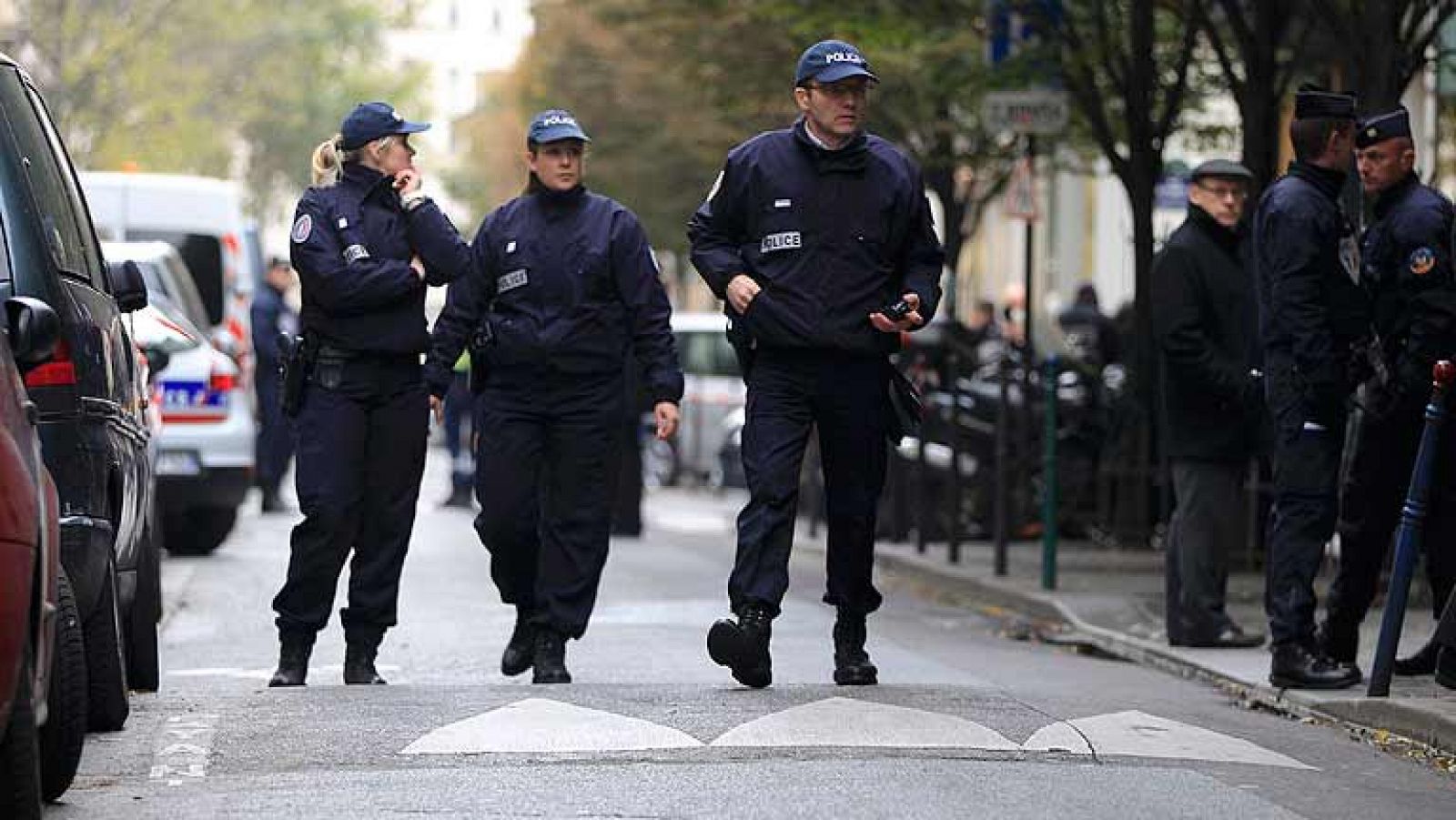 Informativo 24h: París, en alerta por dos tiroteos en el diario 'Libération' y el banco Société Générale | RTVE Play