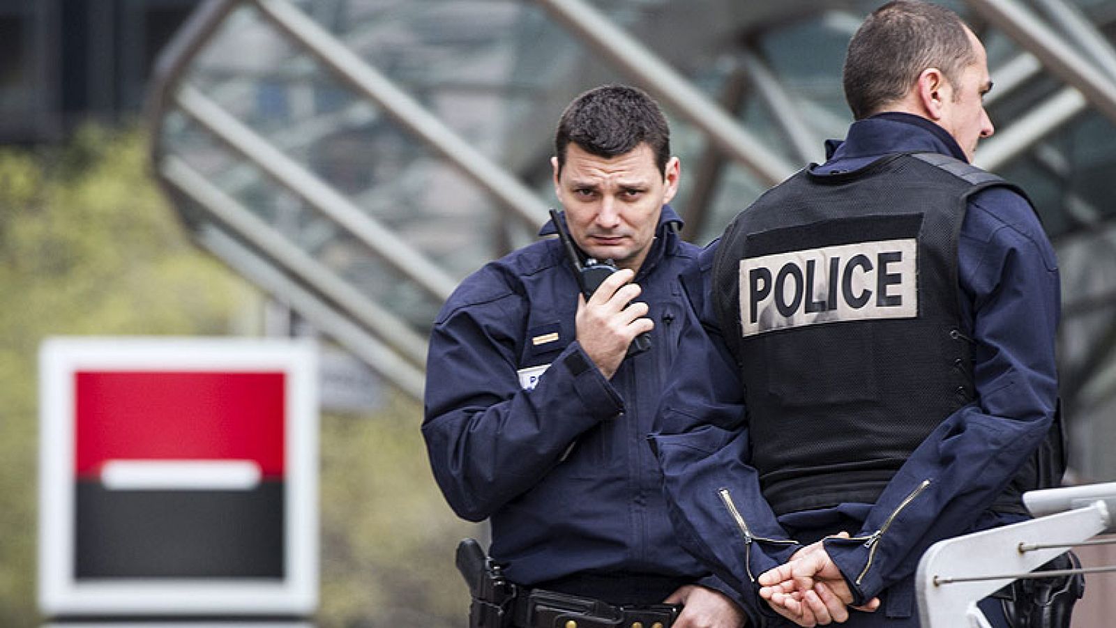 Telediario 1: La policía persigue al presunto asaltante de 'Libération' y Société Générale en París | RTVE Play