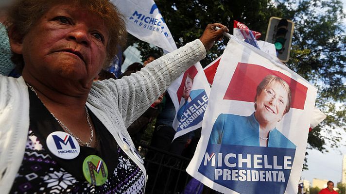 Bachelet gana por una amplia mayoría pero no evita la segunda vuelta en las presidenciales
