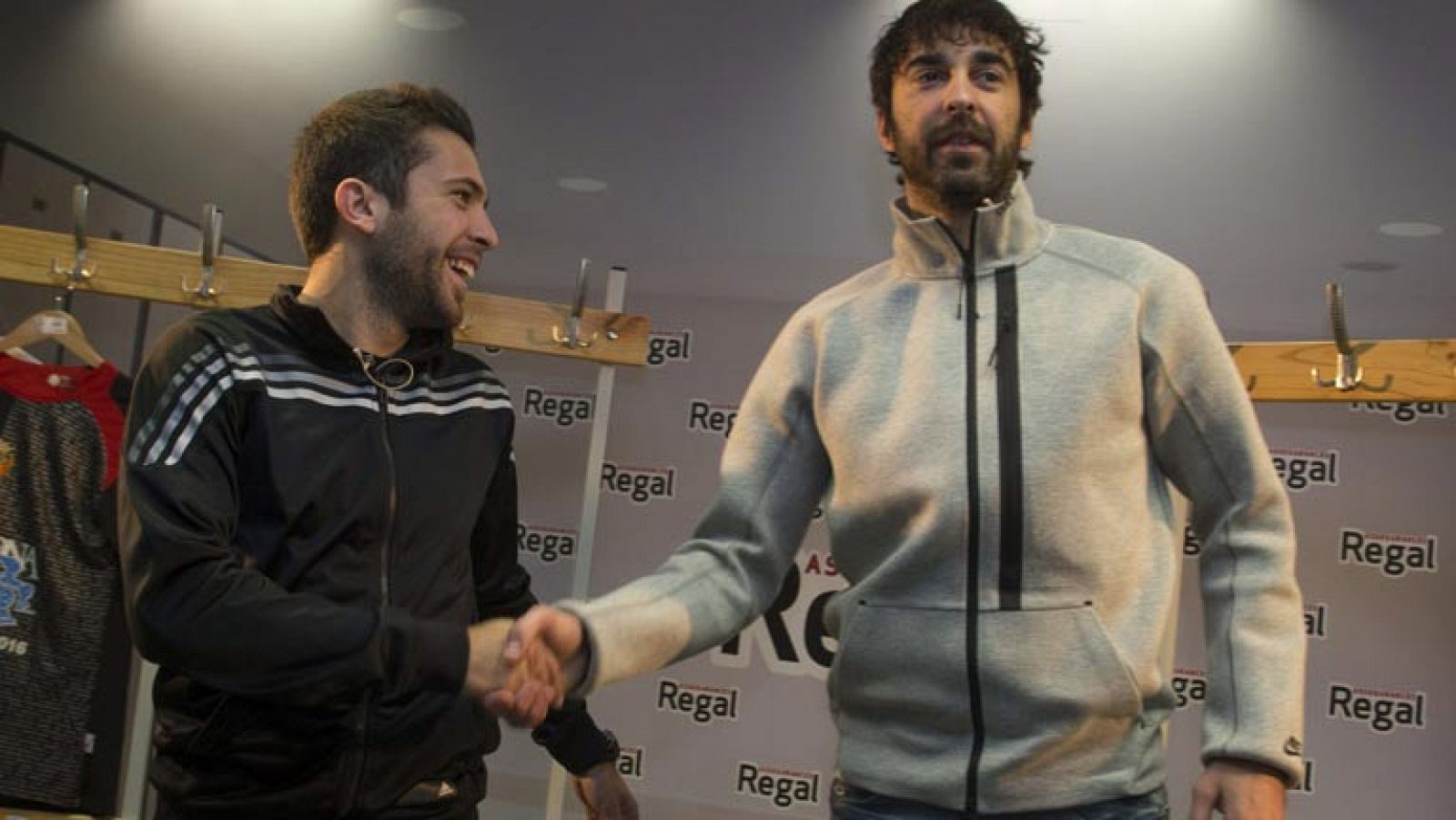 El defensa del Barcelona Jordi Alba ha confesado este lunes que ya ve "la luz" al final del túnel por el que ha atravesado los dos últimos meses, en los que ha encadenado dos lesiones musculares -una en cada pierna- que le han impedido ayudar al equipo.