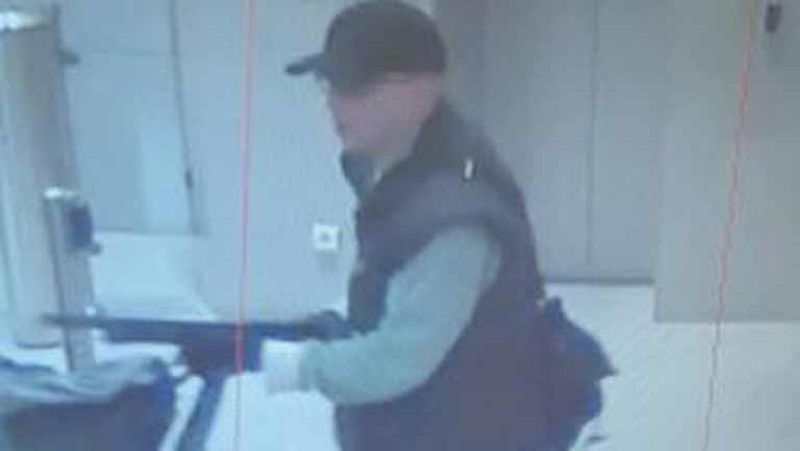  La policía francesa cree que el tirador que disparó e hirió de gravedad hoy a un fotógrafo en la sede del diario "Libération" es el mismo que amenazó el viernes con una escopeta a varios periodistas de "BFM TV"