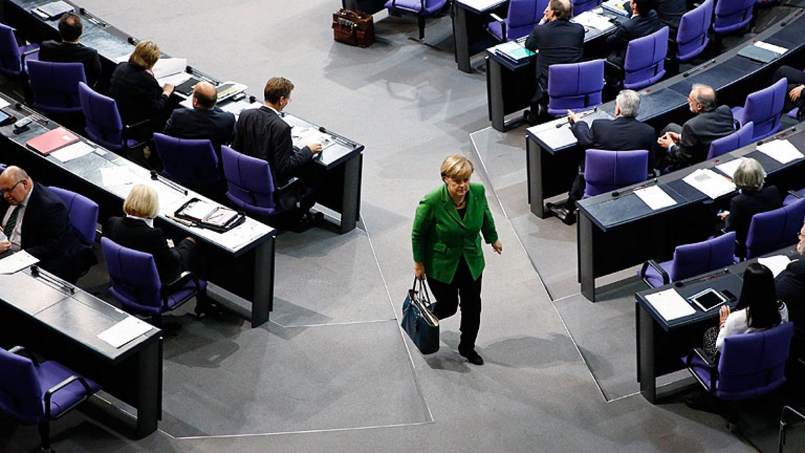  La canciller alemana, Angela Merkel, ha calificado ante el pleno del Bundestag (cámara baja) de ¿graves¿ las acusaciones de espionaje que pesan sobre Washington, ha exigido explicaciones y ha asegurado que es preciso "recuperar la "confianza" entre ambos lados del Atlántico. "Las acusaciones deben ser esclarecidas. Y algo aún más importante: tienen que construirse nuevos lazos de confianza de cara al futuro", ha dicho Merkel.