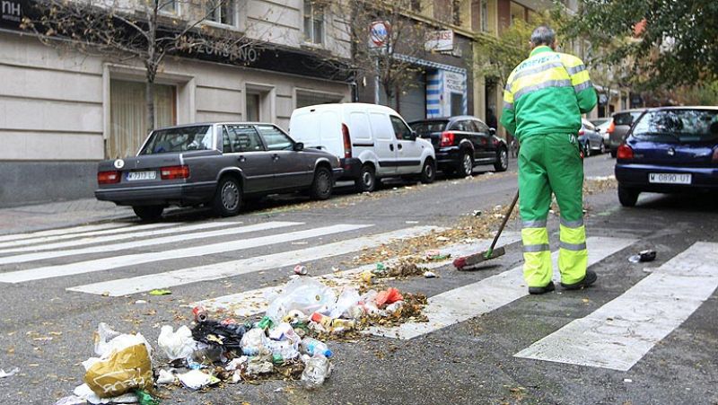 Comienzan a limpiar las calles de Madrid después de 13 días de huelga - Informativo 24h | Ver