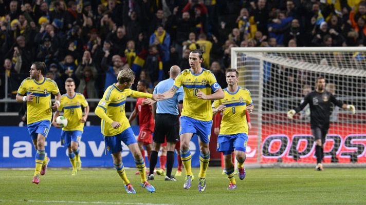 'Ibra' da esperanzas a Suecia (2-1)