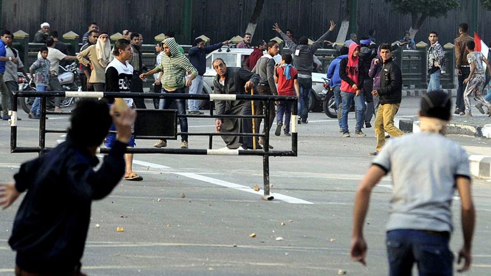 Telediario 1: La policía egipcia dispersa con gases lacrimógenos a miles de jóvenes revolucionarios | RTVE Play