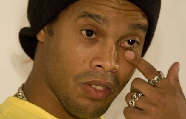  - El Milán negocia por Ronaldinho