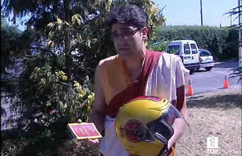   Los monjes budistas de un convento de Barcelona han creado un casco de protección para motoristas. 