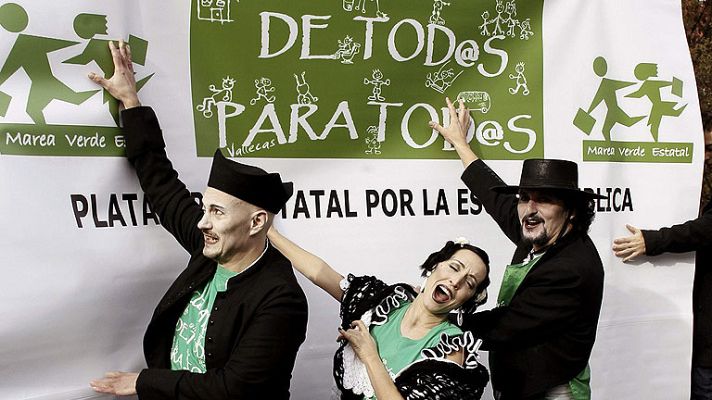 Informativo 24h - Un pasodoble en "blanco y negro" critica a la LOMCE frente al Senado