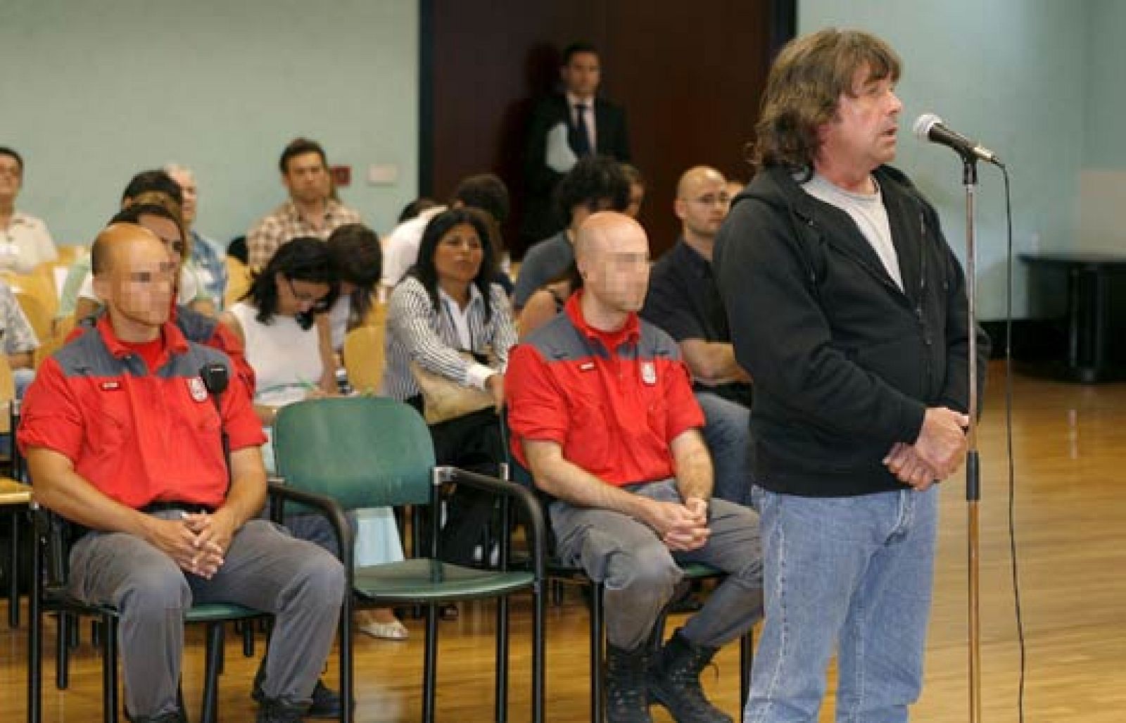 Jaime Giménez Arbe "El Solitario" es juzgado en la Audiencia de Navarra por el asesinato de dos guardias civiles en Castejón. El juicio estaba previsto para el pasado 30 de junio, pero fue aplazado por la incomparecencia de su abogado (15/07/08).