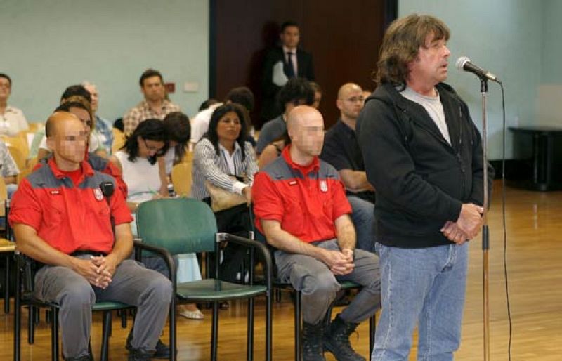 Jaime Giménez Arbe "El Solitario" es juzgado en la Audiencia de Navarra por el asesinato de dos guardias civiles en Castejón. El juicio estaba previsto para el pasado 30 de junio, pero fue aplazado por la incomparecencia de su abogado (15/07/08).