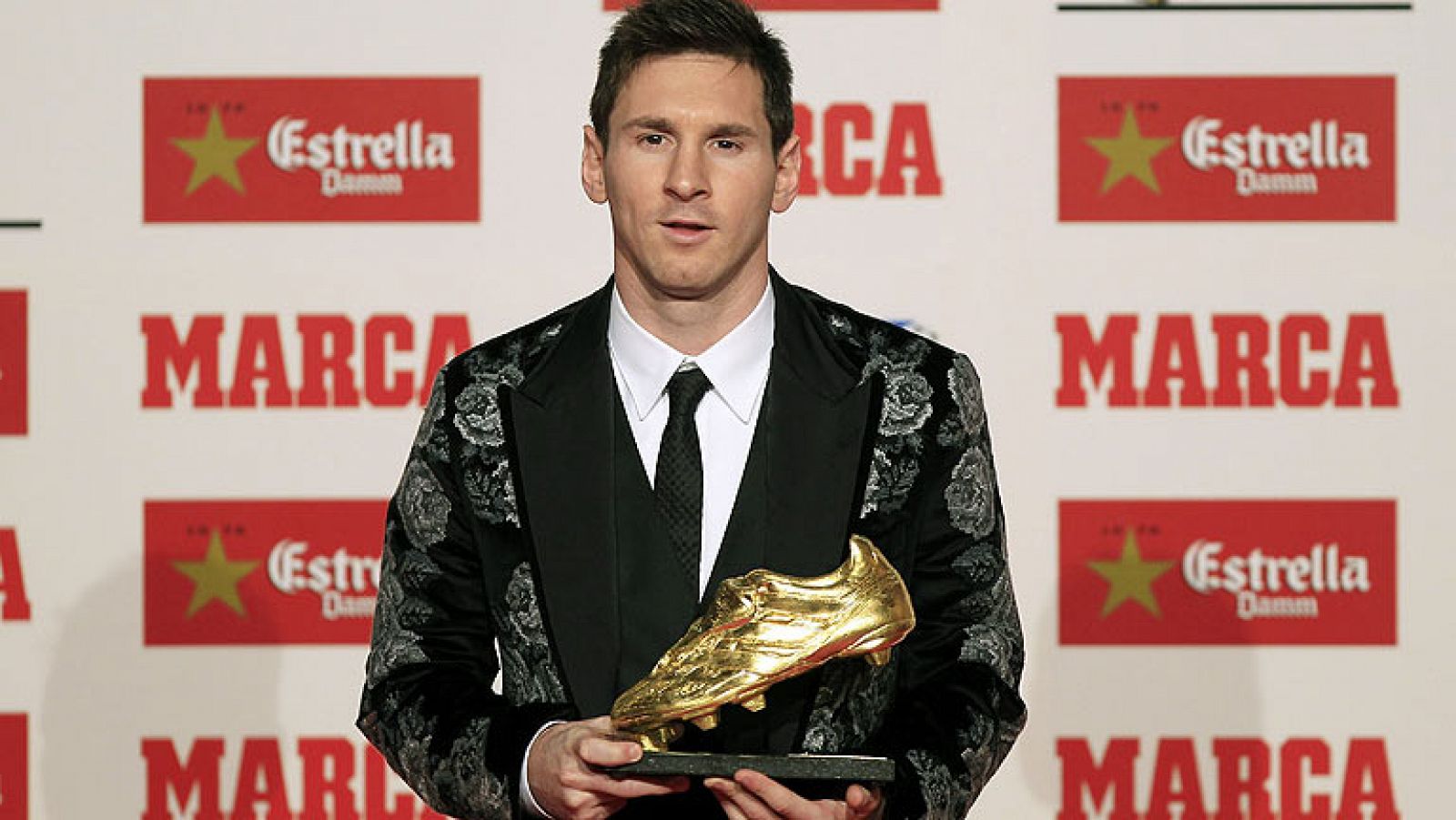 Leo Messi ha vuelto a recibir, y van tres ocasiones consecutivas, la Bota de oro que le acredita como máximo goleador de la temporada pasada. Lo ha recibido en Barcelona y ha estado acompañado de el exazulgrana Hristo Stoichkov. 