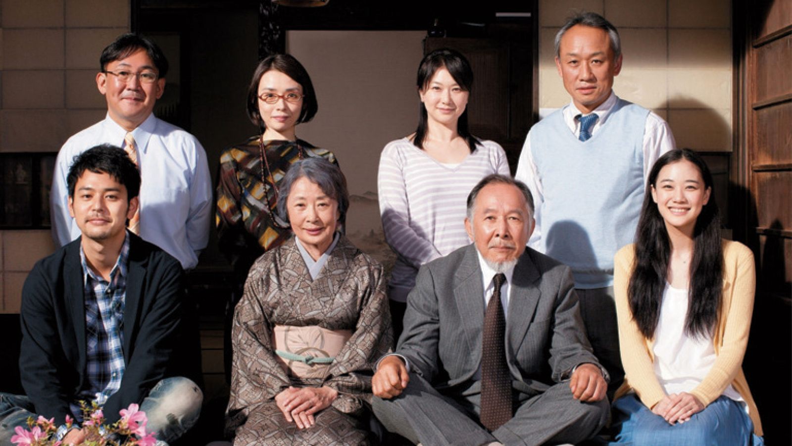  Un anciano matrimonio, formado por Shukichi Hirayama (Isao Hashizume) y Tomiko (Kazuko Yoshiyuki), viaja a Tokio desde su hogar en una pequeña isla en Hiroshima para visitar a sus tres hijos. El primogénito, Koichi (Masahiko Nishimura), dirige un hospital. La hija mediana, Shigeko (Tomoko Nakajima) lleva un salón de belleza. El hijo menor, Shuji (Satoshi Tsumabuki), es escenógrafo. Aunque los tres quieren que sus padres tengan una estancia agradable en Tokio, todos ellos están ocupados con sus trabajos, y los ancianos no se sienten a gusto en la capital. Un día, Tomiko visita el piso de Shuji, donde se lleva la agradable sorpresa de conocer a Noriko, la novia de su hijo. Pero, poco después, Tomiko se desploma en casa de Koichi, lo que causa una conmoción en la familia...