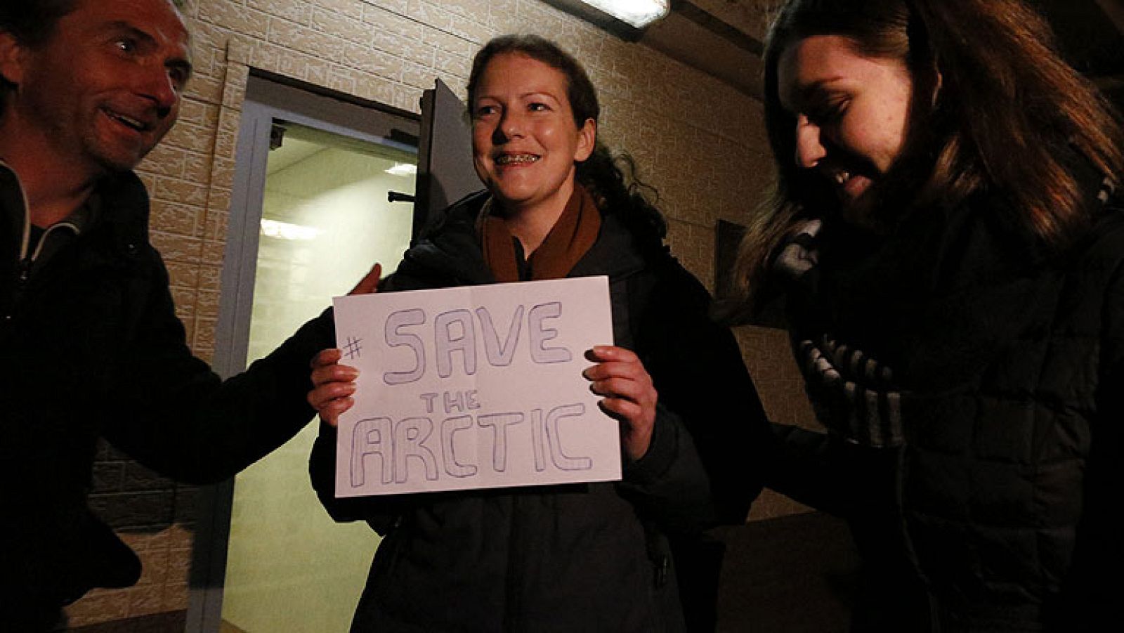 Sale de la cárcel la primera de los 30 activistas de Greenpeace detenidos en Rusia - Informativo 24h | Ver